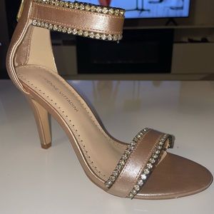 ADRIENNE VITTADINI
Metallic Heels
Color: champagne 
Size: 7.5
[[RRP: $60]]
NEW